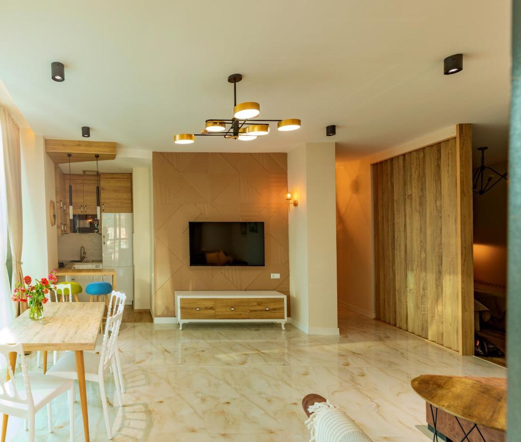 Entire Flat With City Skyline View - Two Bedrooms باتومي المظهر الخارجي الصورة